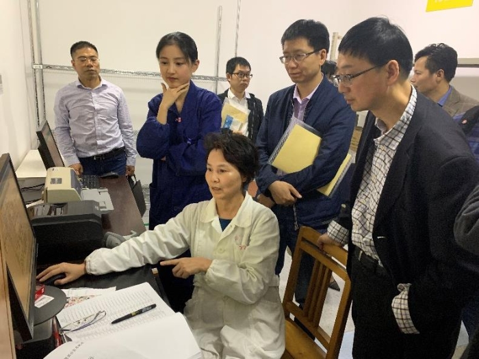 图为参会人员参观金华市中心医院了解其信息化建设情况。何璇 摄