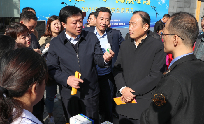 图为参加活动的领导在现场视察。（赵光 摄）.j.png