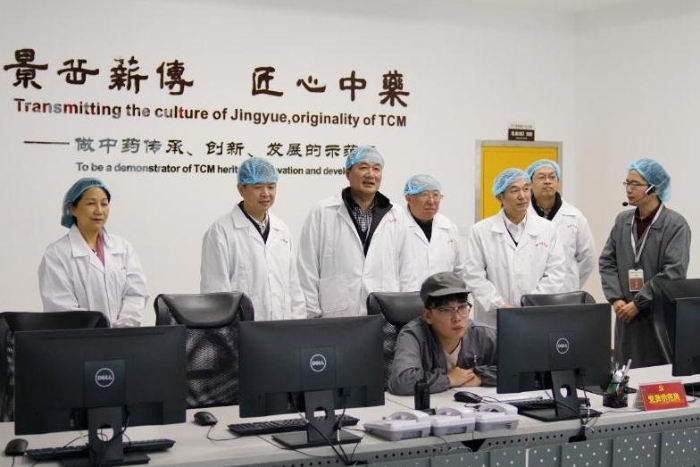 图为浙江省药品监督管理局党组书记、局长徐润龙率队走访浙江景岳堂药业有限公司。（浙江省药品监督管理局供图）