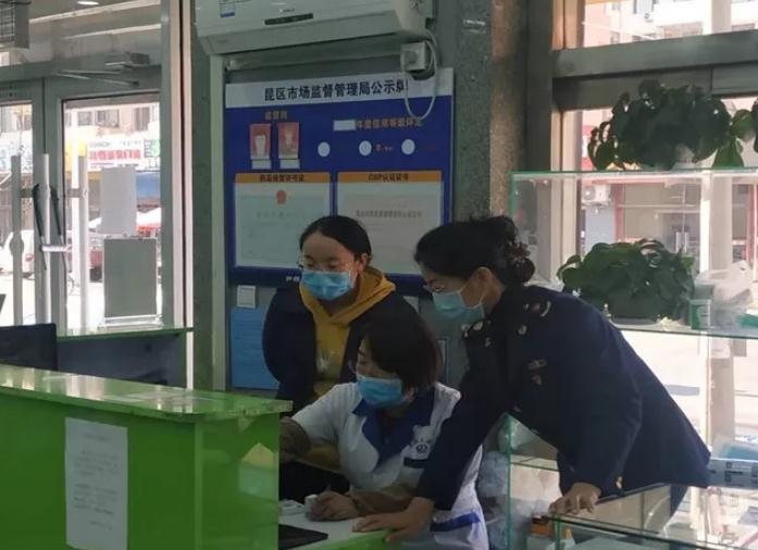 该局监管人员正在药品流通企业检查特殊药品管理制度。昆都仑区市场监管局供图