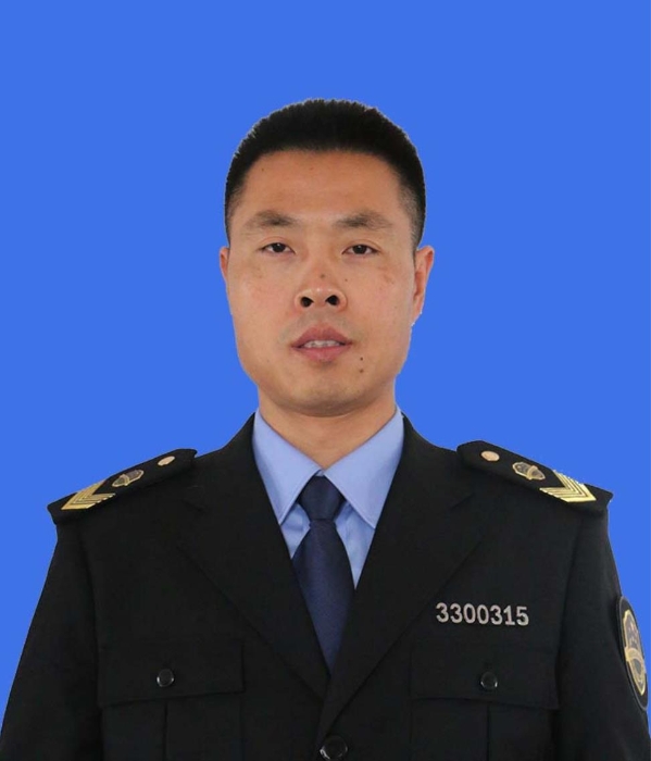 图为颜高星。