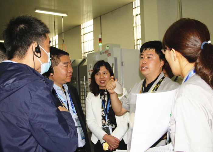 工作人员现场讲解企业生产过程质量追溯体系（贺一辰 摄）