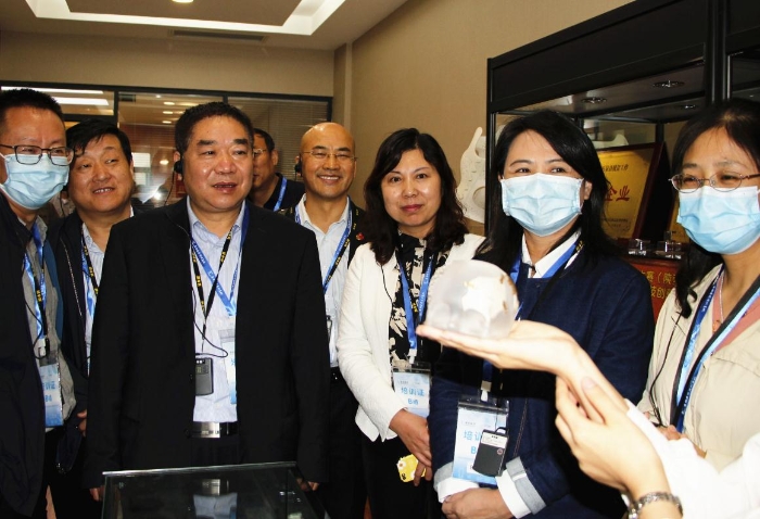 解说员现场讲解相关产品在颅颌面外科领域使用情况（贺一辰 摄）