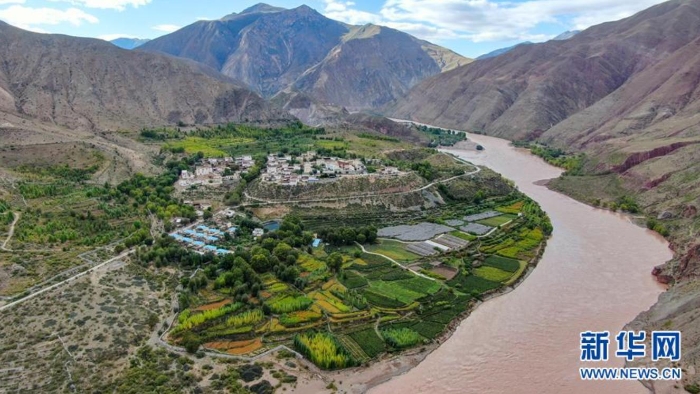 空中俯瞰西藏昌都察雅县卡贡乡卡贡村苗圃产业基地（9月28日摄，无人机照片）。西藏昌都察雅县卡贡乡卡贡村苗圃产业基地占地2000亩，主要以苗圃种植和生态林建设为主。苗圃种植基地通过土地流转费及务工报酬，为当地70户100余名群众脱贫致富提供了坚强的保障。 新华社记者 晋美多吉 摄