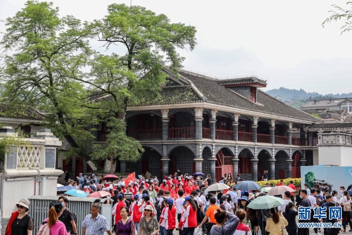 参观者在遵义会议会址前参观（5月20日摄）。　新华社记者 欧东衢 摄