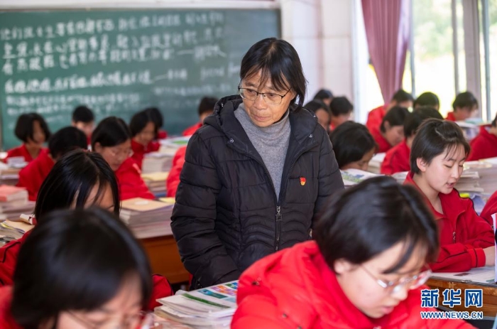 张桂梅（中）在教室里检查学生上课情况（2020年12月1日摄）。　新华社记者 陈欣波 摄