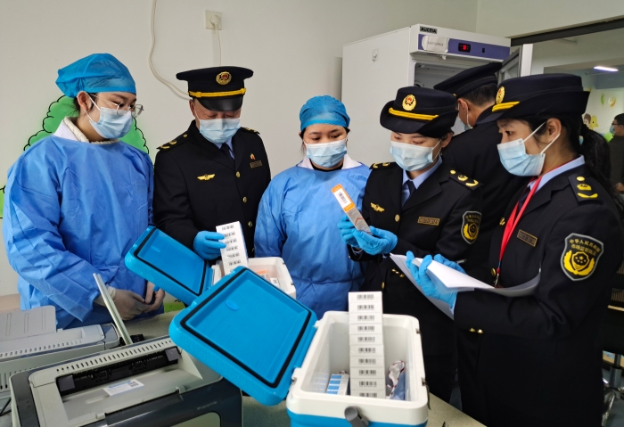 图为1月20日执法人员在一家乡镇卫生院检查疫苗。