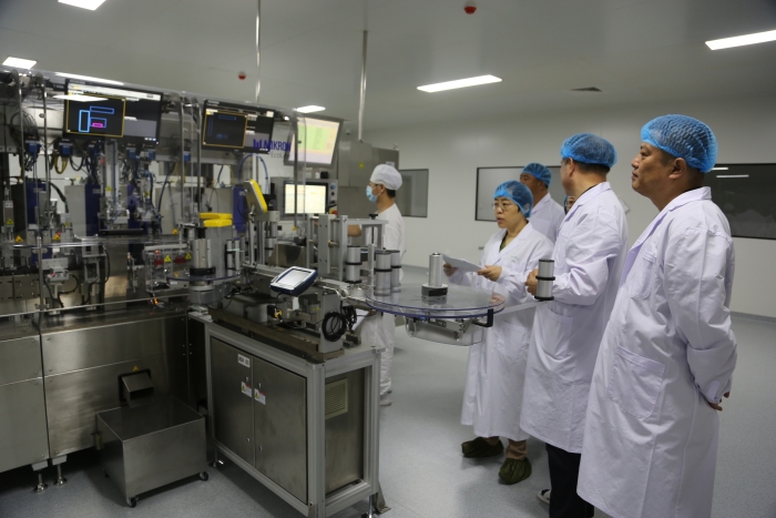 图2为执法人员检查指导企业生产运行情况。（叶阳欢摄）