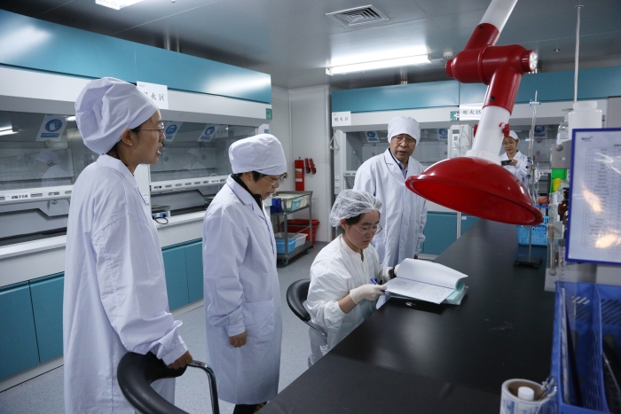 图1为吉林省药监局帮扶指导企业建立完善质量管理体系。（叶阳欢摄）