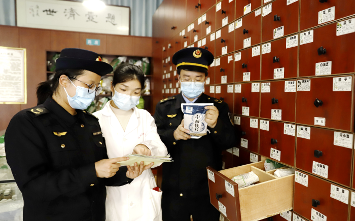 图为12月12日，该局执法人员在一家零售药店检查中药饮片质量。