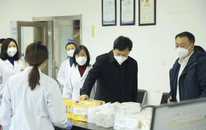 图为吉林省药监局党组书记、局长孙继民（右二）在省药检院调研。