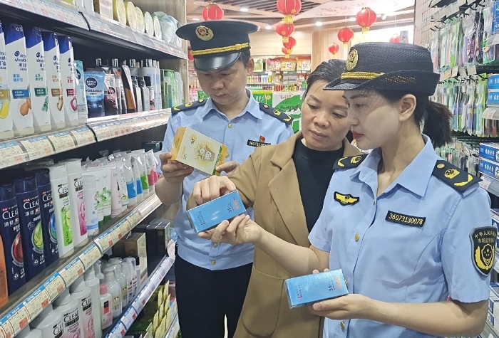 图为6月12日该局执法人员正在一商场检查防晒类化妆品。