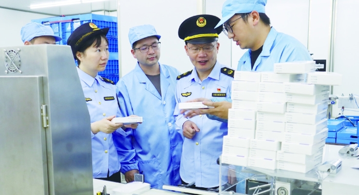 图为仙居县药品检查员对浙江丰安生物制药有限公司新生产线开展GMP符合性现场指导。