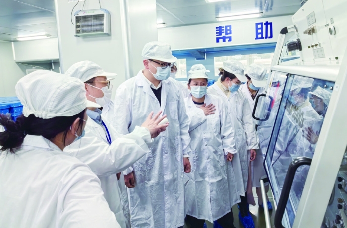 图为2024年浙江省化妆品职业检查“尖兵领航”工程组织检查员在牙膏生产企业开展实训。 浙江省药监局供图