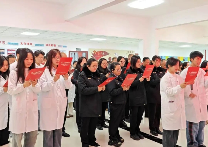 图为晨读宪法、共同传唱《宪法伴我们成长》歌曲。