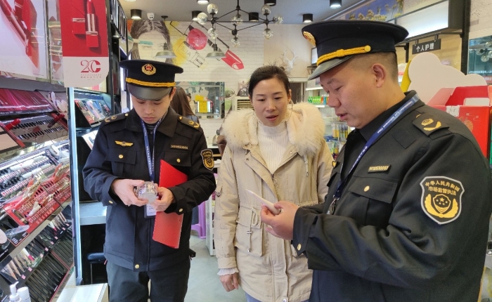 图为2月24日，该局执法人员在一家美容机构检查化妆品标签标识情况。（通讯员 鄢国卿 摄）