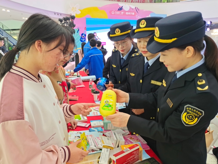 江西于都：学雷锋纪念日开展“药品化妆品安全”宣传活动 (2)