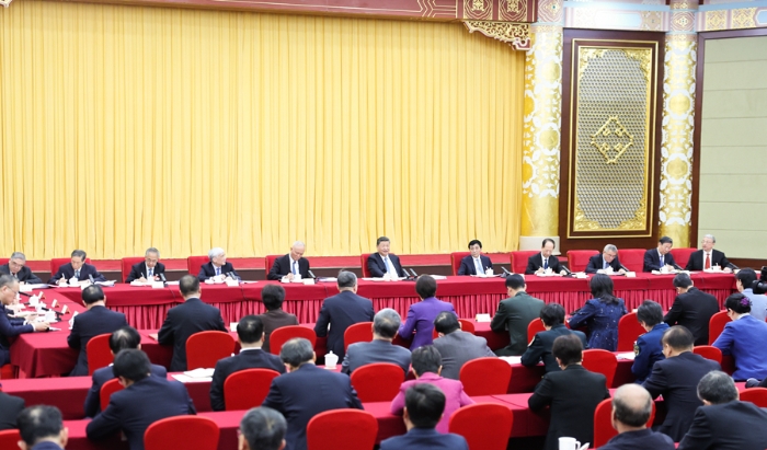 3月6日下午，中共中央总书记、国家主席、中央军委主席习近平看望参加全国政协十四届三次会议的民盟、民进、教育界委员，并参加联组会，听取意见和建议。中共中央政治局常委、全国政协主席王沪宁，中共中央政治局常委、中央办公厅主任蔡奇参加看望和讨论。 新华社记者 丁林 摄