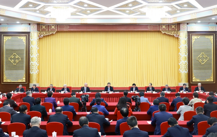 3月6日下午，中共中央总书记、国家主席、中央军委主席习近平看望参加全国政协十四届三次会议的民盟、民进、教育界委员，并参加联组会，听取意见和建议。中共中央政治局常委、全国政协主席王沪宁，中共中央政治局常委、中央办公厅主任蔡奇参加看望和讨论。 新华社记者 王晔 摄