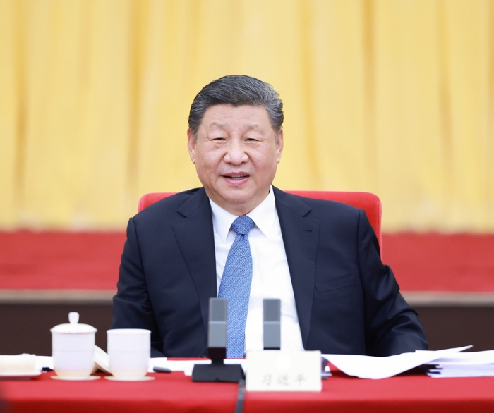 3月6日下午，中共中央总书记、国家主席、中央军委主席习近平看望参加全国政协十四届三次会议的民盟、民进、教育界委员，并参加联组会，听取意见和建议。 新华社记者 王晔 摄