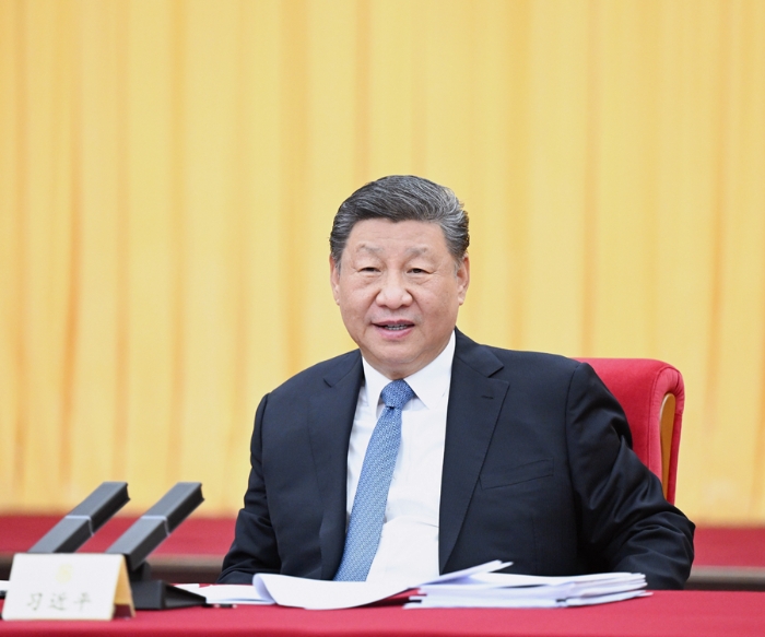 3月6日下午，中共中央总书记、国家主席、中央军委主席习近平看望参加全国政协十四届三次会议的民盟、民进、教育界委员，并参加联组会，听取意见和建议。 新华社记者 谢环驰  摄