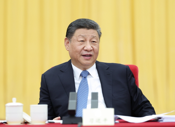 3月6日下午，中共中央总书记、国家主席、中央军委主席习近平看望参加全国政协十四届三次会议的民盟、民进、教育界委员，并参加联组会，听取意见和建议。 新华社发（盛佳鹏摄）
