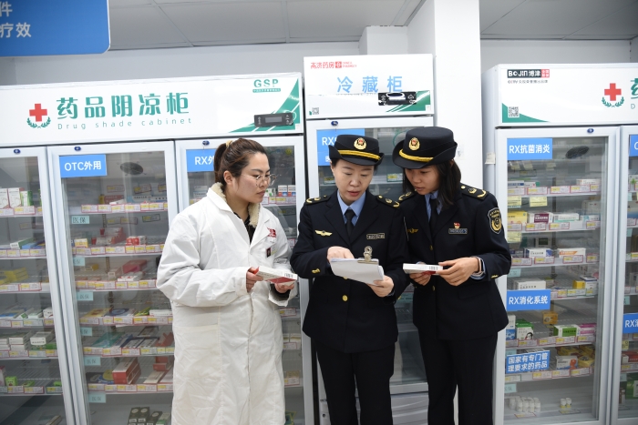 图为4月3日，该局执法人员在一家药店核对药品的购进渠道信息。（通讯员 韩吴琦摄）