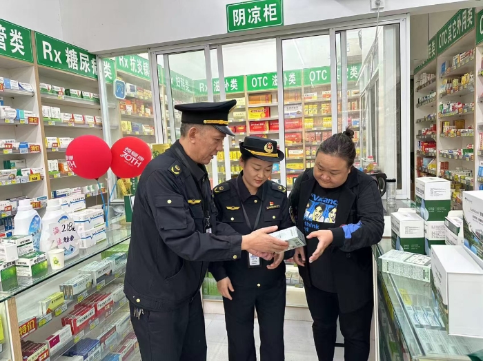 图为4月7日，该局执法人员在新妙镇一家药店检查药品质量。（通讯员 文光辉 摄）