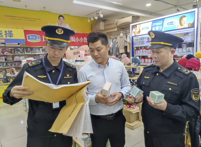 图为该局执法人员在一家母婴用品专卖店检查儿童化妆品质量情况。（通讯员 鄢国卿 摄）