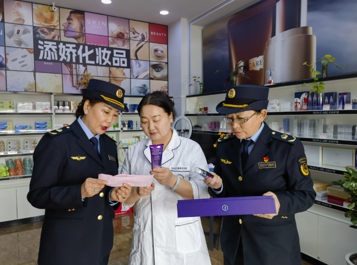 图为4月3日，执法人员在一家化妆品店检查索票索证及台账记录。（苏日嘎拉图 摄）
