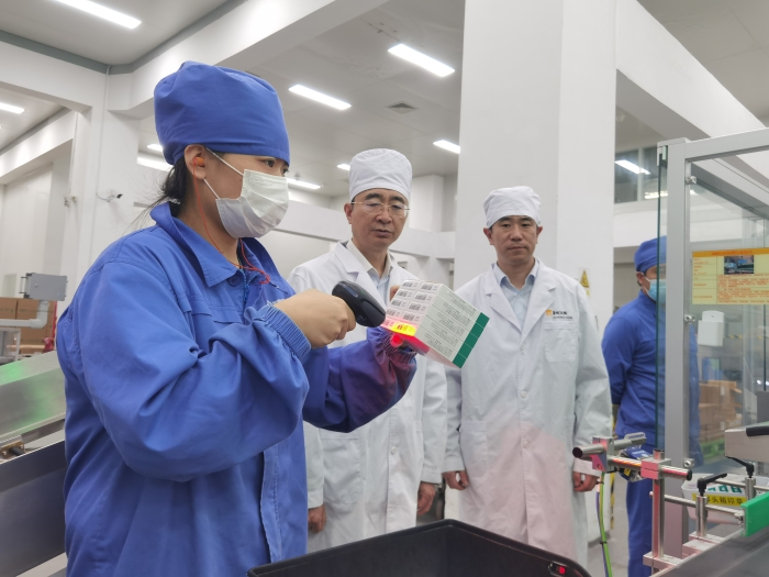 图为4月17日，北京市药品审评检查中心到华润双鹤工业园事业部固体制剂生产现场，了解补充申请落实情况。
