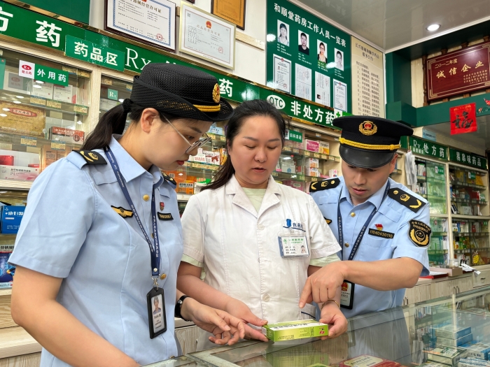 图为该局执法人员在一家药店检查。（郭亚丽 孙建新 摄）