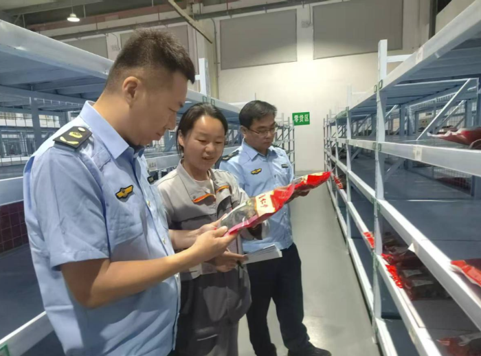 图为监管人员在仓库检查药品储存情况。