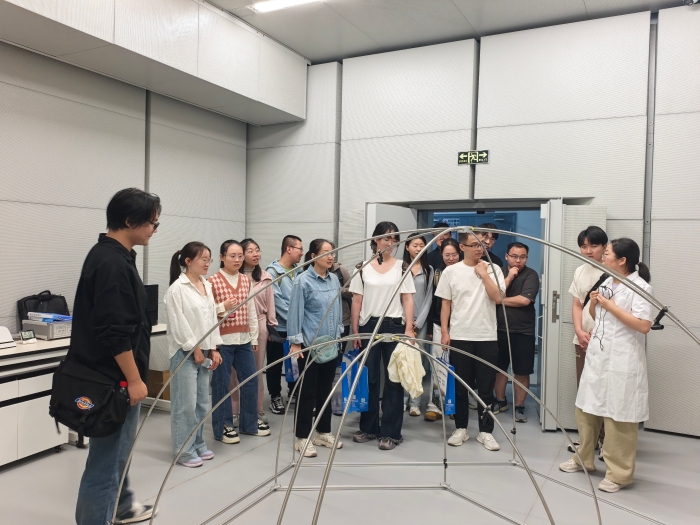 图为医疗器械生产经营企业、兰州大学师生代表现场参观了解医疗器械检验检测仪器设备和工作流程。     冯媛摄