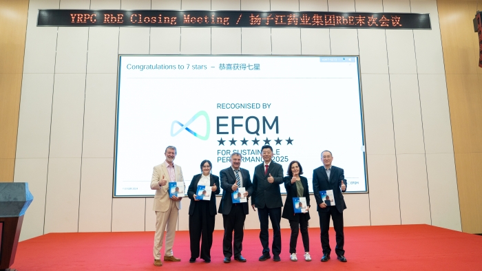 图为EFQM RbE评审专家组在现场的合影。