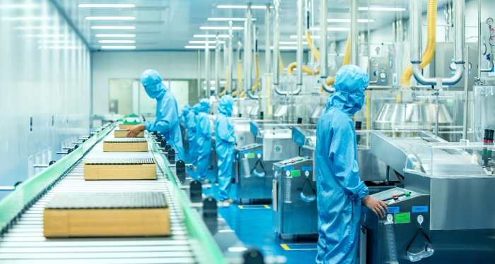 数字赋能高质量生产，图为扬子江药业集团生产车间。