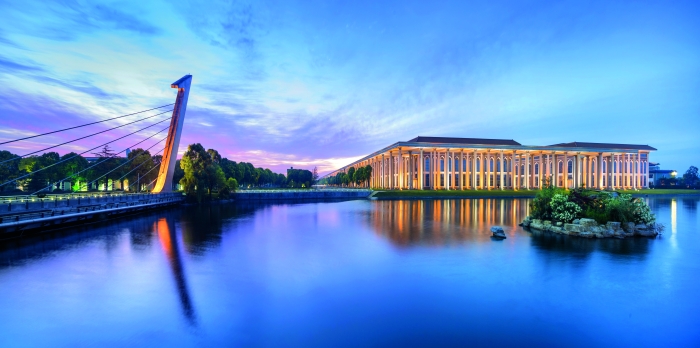 扬子江药业集团关注消费者、用户、员工、社区、环境等利益相关方的诉求，将ESG理念融入公司经营管理实践，图为集团厂区一角。