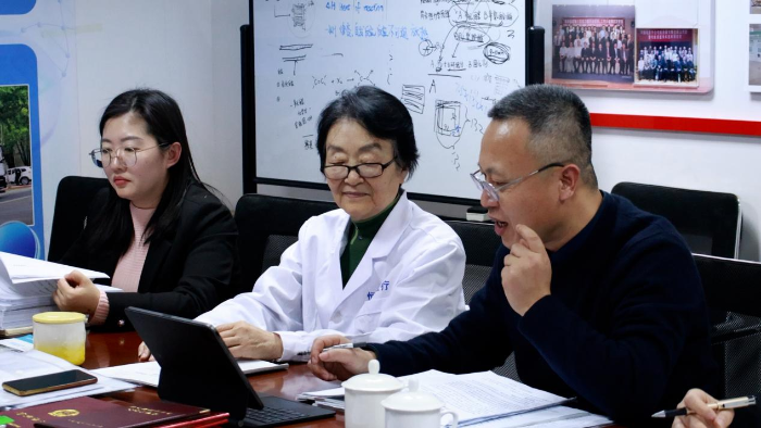 图为山东省医疗器械审评查验中心工作人员在企业开展现场辅导。 图为山东省医疗器械审评查验中心工作人员在企业开展现场辅导。