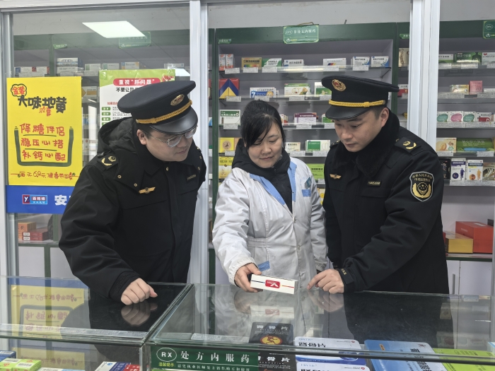 图为执法人员在该县杭垓镇一家药店开展检查。