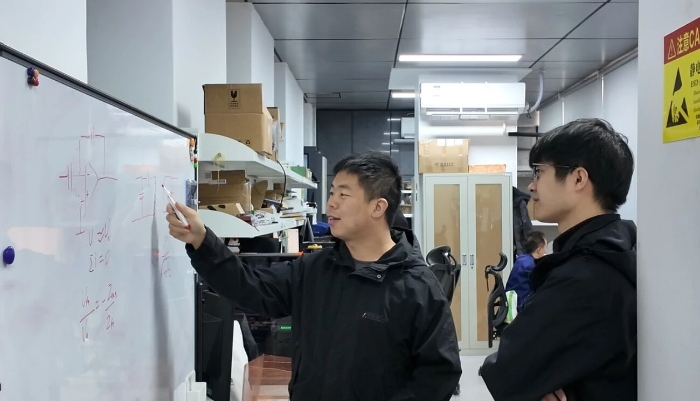 图为芯智达的研发人员在讨论。