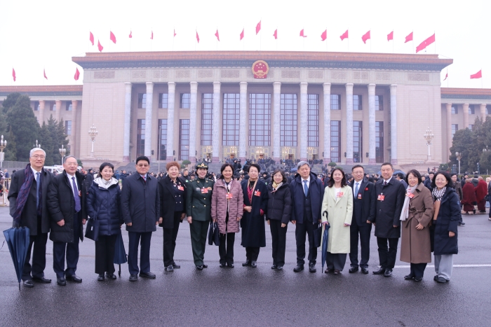 图为3月4日下午，全国政协十四届四次会议在北京人民大会堂开幕。全国政协医卫界部分委员步入会场前合影留念。 (记者李易真 摄)