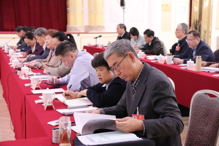 3月6日上午，全国政协十四届四次会议举行小组会议，讨论政府工作报告、审议政协常委会工作报告。图为全国政协医卫界部分委员在会议休息期间讨论报告。（记者李易真 摄）