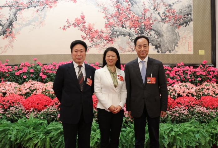 3月5日，十四届全国人大四次会议在京开幕。全国人大代表、浙江中医药大学附属第三医院院长助理陈玮，全国人大代表、上海中医药大学附属岳阳中西医结合医院首席教授吴焕淦和全国人大代表、北京信利律师事务所首席合伙人阎建国在步入人民大会堂后合影留念。