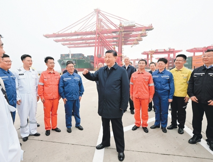 2024年5月22日至24日，中共中央总书记、国家主席、中央军委主席习近平在山东考察。这是22日下午，习近平在日照港亲切慰问港口科技工作者、运营人员、航运人员。新华社记者