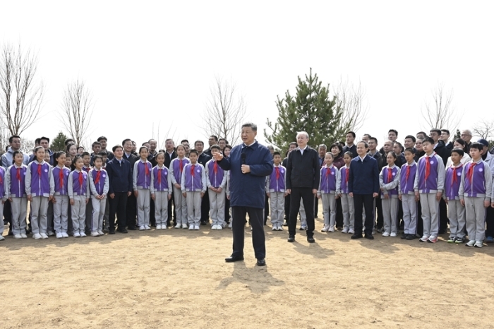 3月30日,党和国家领导人习近平、李强、赵乐际、王沪宁、蔡奇、丁薛祥、李希等来到北京市昌平区百善镇参加首都义务植树活动。这是习近平同在场的干部群众、少先队员亲切交谈。新华社记者 谢环驰 摄 3月30日,党和国家领导人习近平、李强、赵乐际、王沪宁、蔡奇、丁薛祥、李希等来到北京市昌平区百善镇参加首都义务植树活动。这是习近平同在场的干部群众、少先队员亲切交谈。新华社记者 谢环驰 摄