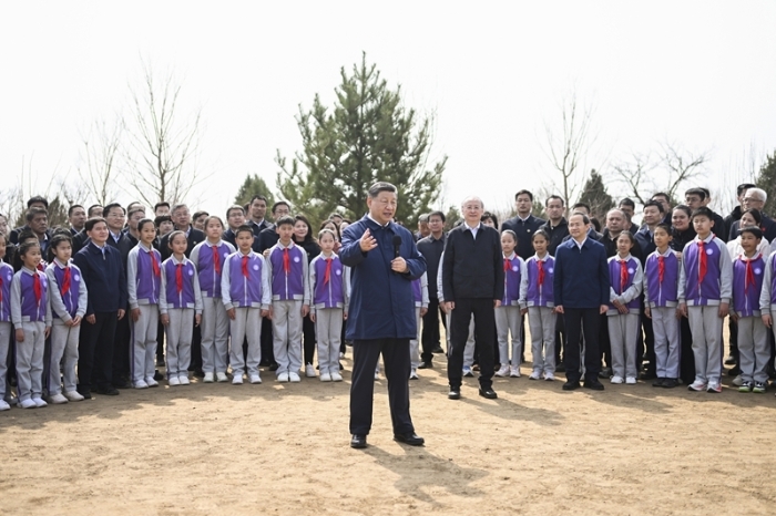 3月30日,党和国家领导人习近平、李强、赵乐际、王沪宁、蔡奇、丁薛祥、李希等来到北京市昌平区百善镇参加首都义务植树活动。这是习近平同在场的干部群众、少先队员亲切交谈。新华社记者 燕雁 摄 3月30日,党和国家领导人习近平、李强、赵乐际、王沪宁、蔡奇、丁薛祥、李希等来到北京市昌平区百善镇参加首都义务植树活动。这是习近平同在场的干部群众、少先队员亲切交谈。新华社记者 燕雁 摄