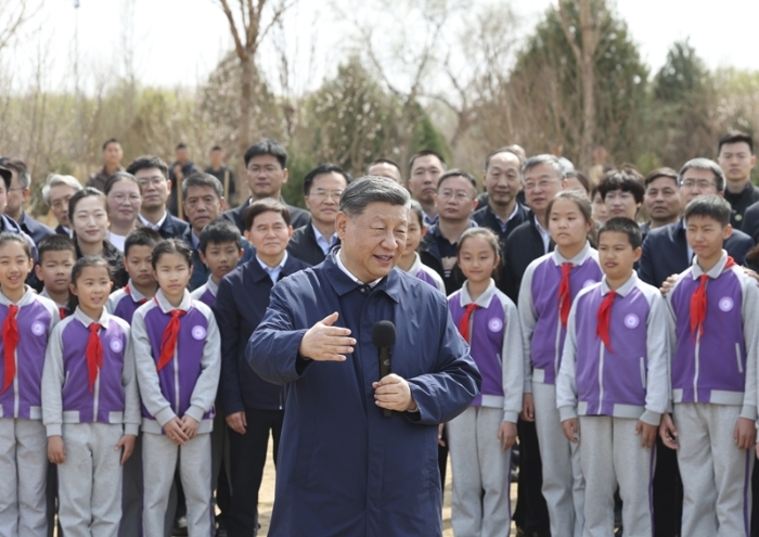 3月30日,党和国家领导人习近平、李强、赵乐际、王沪宁、蔡奇、丁薛祥、李希等来到北京市昌平区百善镇参加首都义务植树活动。这是习近平同在场的干部群众、少先队员亲切交谈。新华社记者 黄敬文 摄 3月30日,党和国家领导人习近平、李强、赵乐际、王沪宁、蔡奇、丁薛祥、李希等来到北京市昌平区百善镇参加首都义务植树活动。这是习近平同在场的干部群众、少先队员亲切交谈。新华社记者 黄敬文 摄