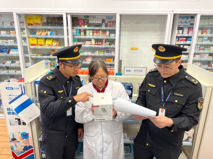 图为该局执法人员在一家药店核查常用医疗器械外包装上标示的相关信息。(孙建新 摄) 图为该局执法人员在一家药店核查常用医疗器械外包装上标示的相关信息。(孙建新 摄)