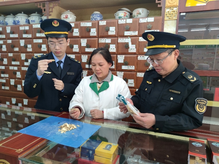 图为该局执法人员在零售药店检查中药饮片储存及质量状况。(鄢国卿 摄) 图为该局执法人员在零售药店检查中药饮片储存及质量状况。(鄢国卿 摄)