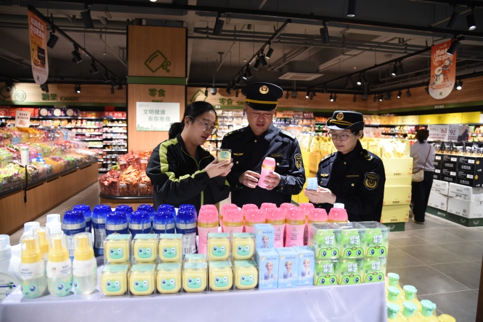 图为4月17日,执法人员正在一家商超检查儿童化妆品标识情况。(通讯员 韩吴琦) 图为4月17日,执法人员正在一家商超检查儿童化妆品标识情况。(通讯员 韩吴琦)